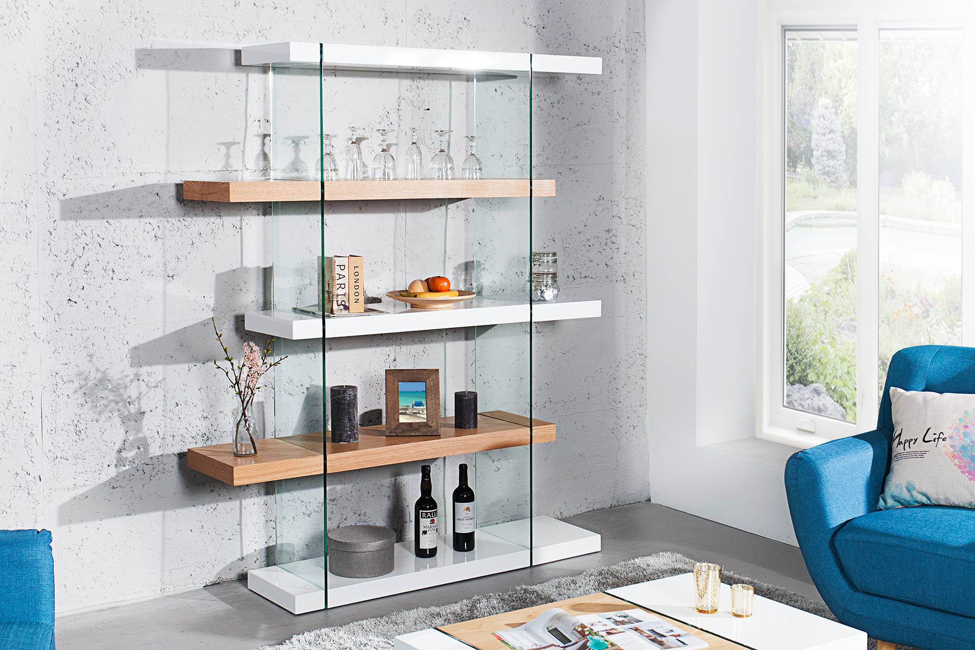 Představujeme Vám moderné bydlení s naším vysoce kvalitním dizajnovým nábytkem ze série Livid. Tvar a spracování jsou dokonale zladěné s vysoce kvalitními materiáy skla a lesklé pravé dubové dýhy, které dodávají regálu elegantní a jediněčný nádech. V ére Bauhausu platilo motto: "Krása je založená na účelnosti". Toto tvrzení úplně vystihuje tuto dizajnovou komodu se svím bílým lesklým povrchem.