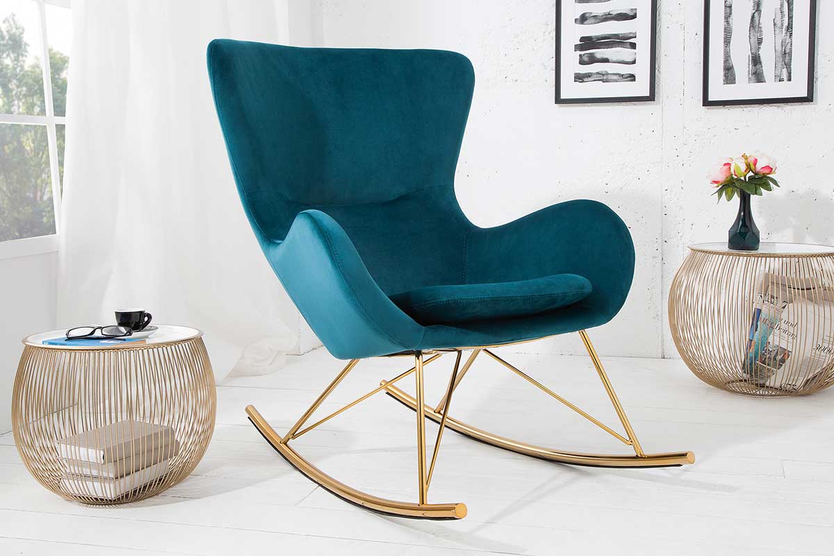 Pohodlné houpací křeslo Sweden v moderním skandinávském stylu. Zakřivené kovové ližiny ve zlaté barvě představují harmonický kontrast k smaragdově zelenému potahu křesla. Židle se vyznačuje komfortně čalouněným sedákem a ergonomicky tvarovanými opěrkami pro optimální pohodlí při sezení.