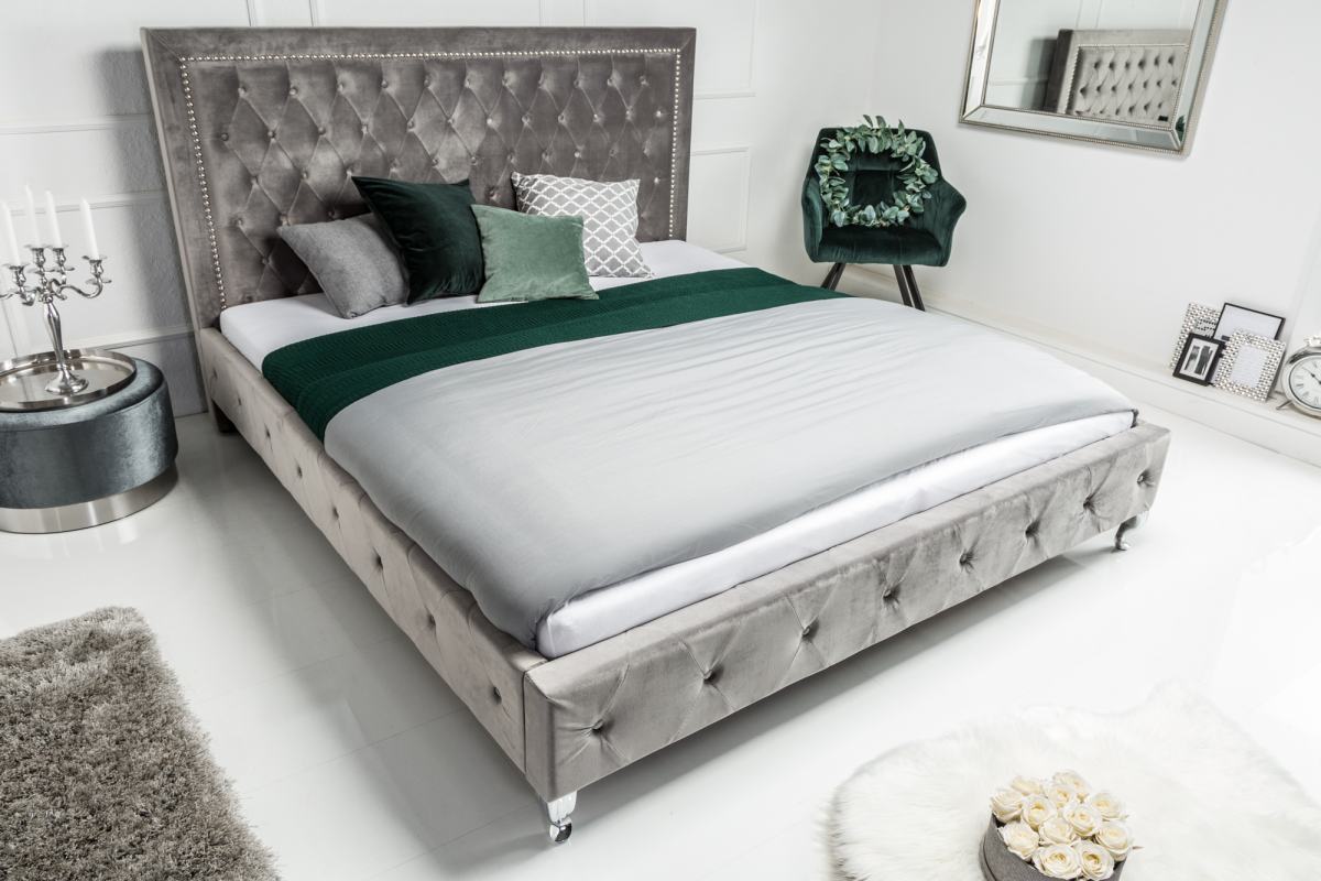 Elegantní manželská postel Spectacular v atraktivním anglickém designu Chesterfield přinese do vaší ložnice jedinečný styl v a optimální pohodu. Designová postel zaujme luxusním vzhledem, čistými liniemi a jemnými detaily. Vysoce kvalitní sametové čalounění je na dotek mimořádně příjemné, stříbrná barva umožňuje flexibilní kombinace s nábytkem a doplňky. Prošívané masivní čelo s měkkou čalouněnou opěrkou hlavy umožňuje vynikající komfort při čtení a relaxaci. Užívejte si kouzlo Anglie ve vaší ložnici u Vás doma!