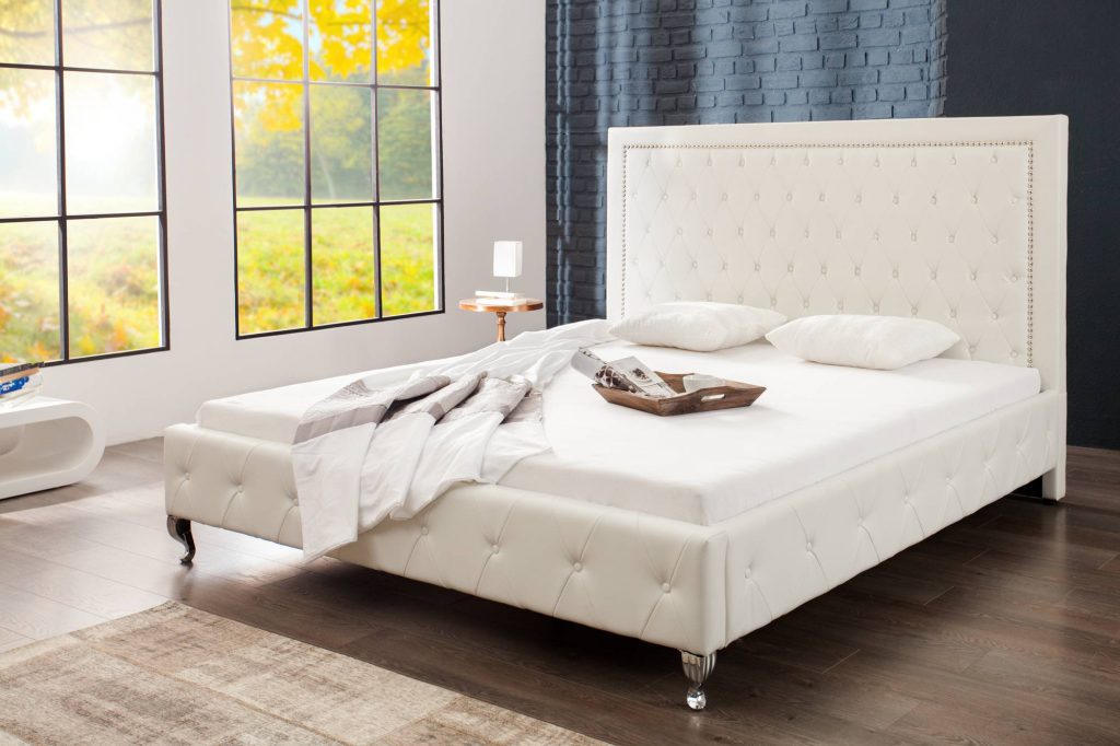 Elegantný spálňový nábytok v atraktívnom anglickom dizajne Chesterfield: manželská posteľ Spectacular Vám prinesie moderné bývanie v kombinácii s optimálnou pohodou. Prežite fascináciu čistej elegancie: dizajnová manželská posteľ zaujme luxusným pohľadom vo žiarivej bielej farbe.