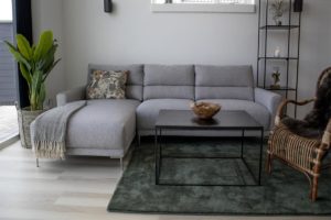 sivý textílny rohový gauč