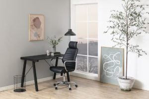 čierna koženková kancelárska stolička