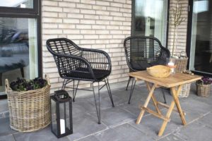 čierne záhradné kreslo