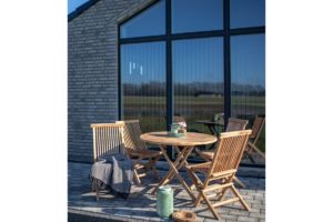 okrúhly, drevený záhradný stôl