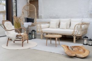 biela sedačka a drevený konferenčný stolík