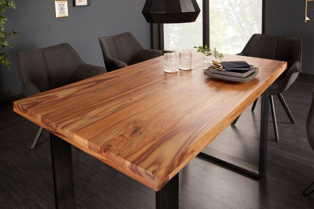 masívny drevený stôl