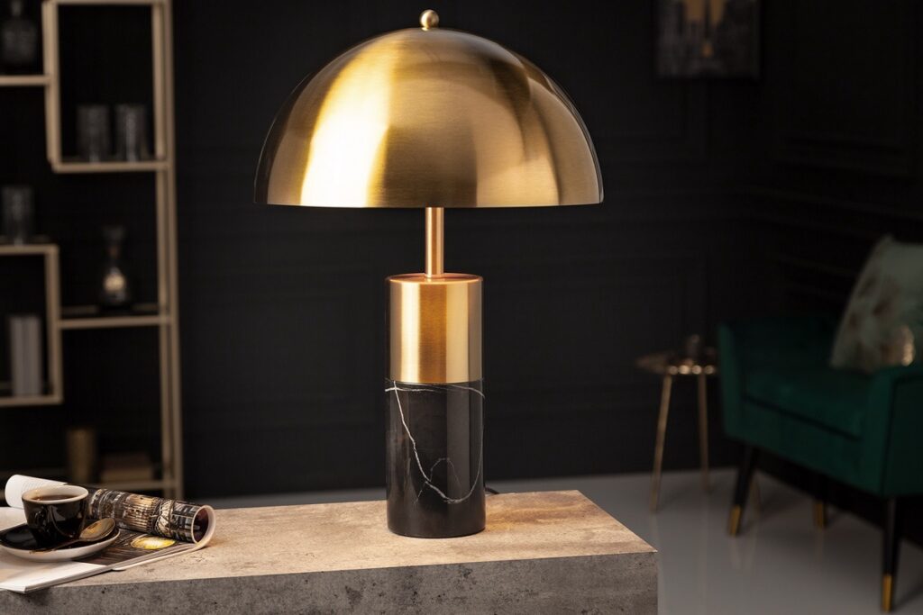 zlato-čierna stolová lampa