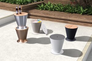 kovový záhradný stolík